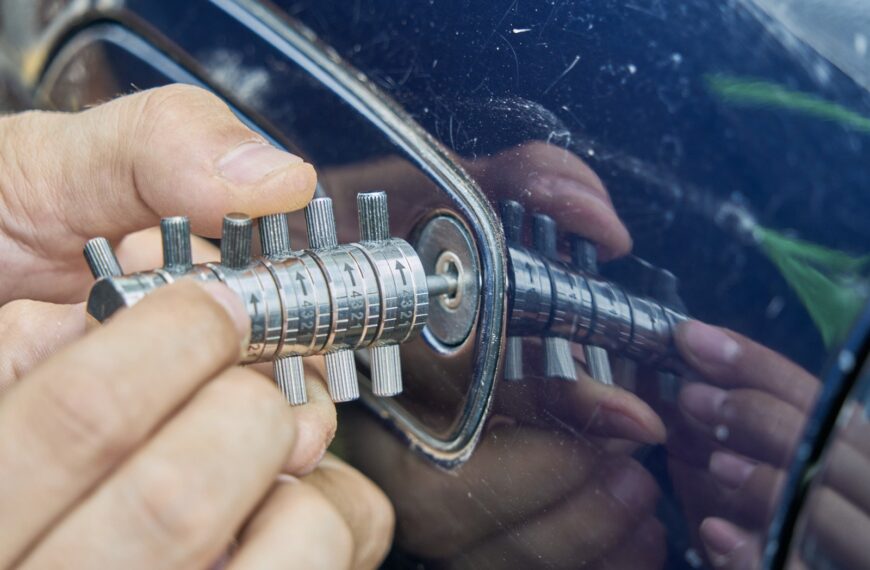 Awaryjne otwieranie samochodu: Co zrobić, gdy utkniesz w aucie?