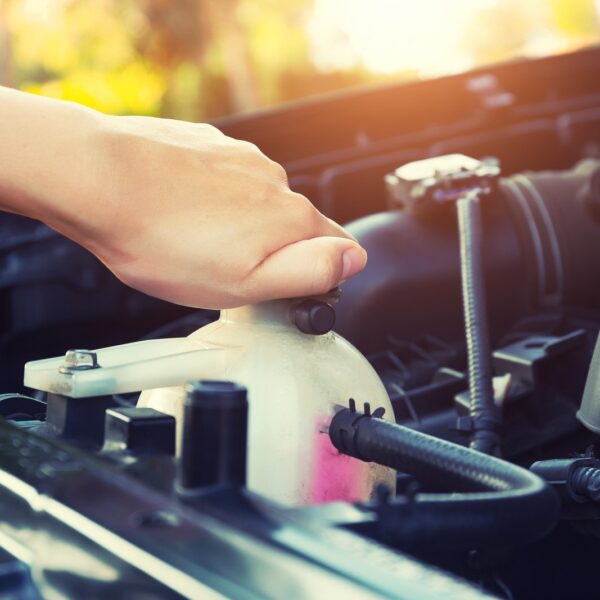 Czy można dolewać wody do płynu chłodniczego? Kiedy i jak to robić?