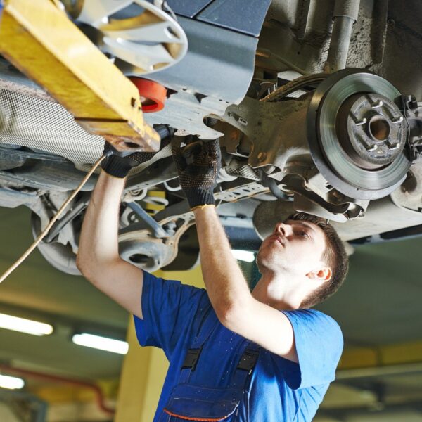 Ile zarabia mechanik? Przeciętne zarobki w branży motoryzacyjnej.