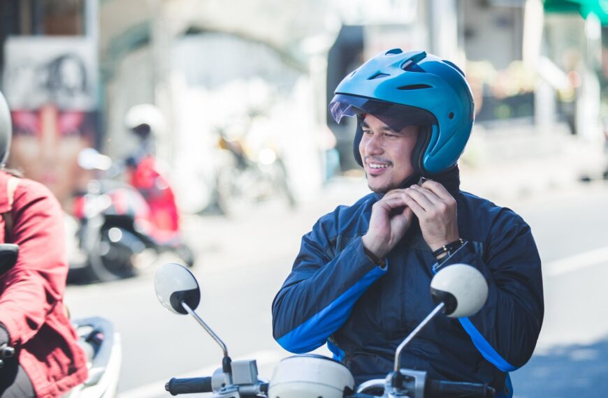 Kask motocyklowy: Rodzaje, dobór i znaczenie dla bezpieczeństwa.