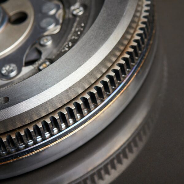 Koło zamachowe silnika: Funkcja, rodzaje i problemy z jego eksploatacją.