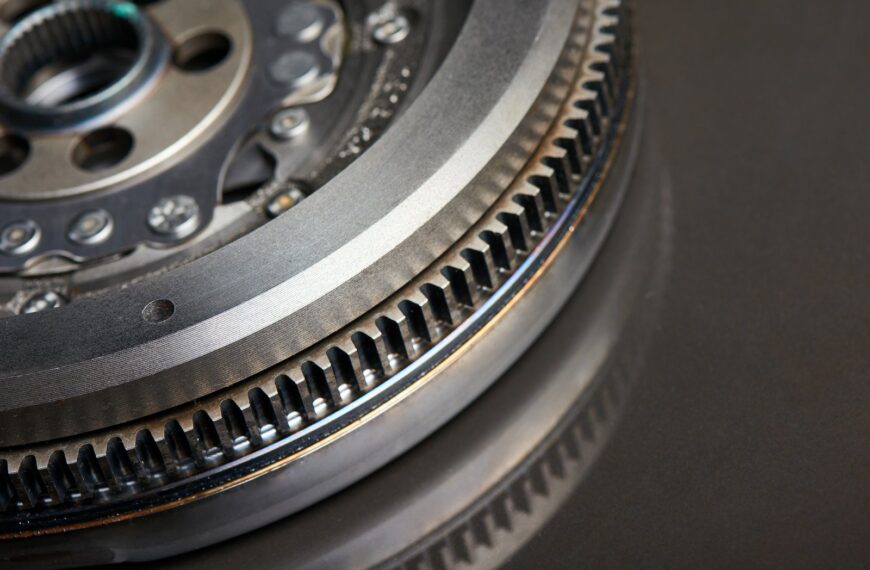 Koło zamachowe silnika: Funkcja, rodzaje i problemy z jego eksploatacją.