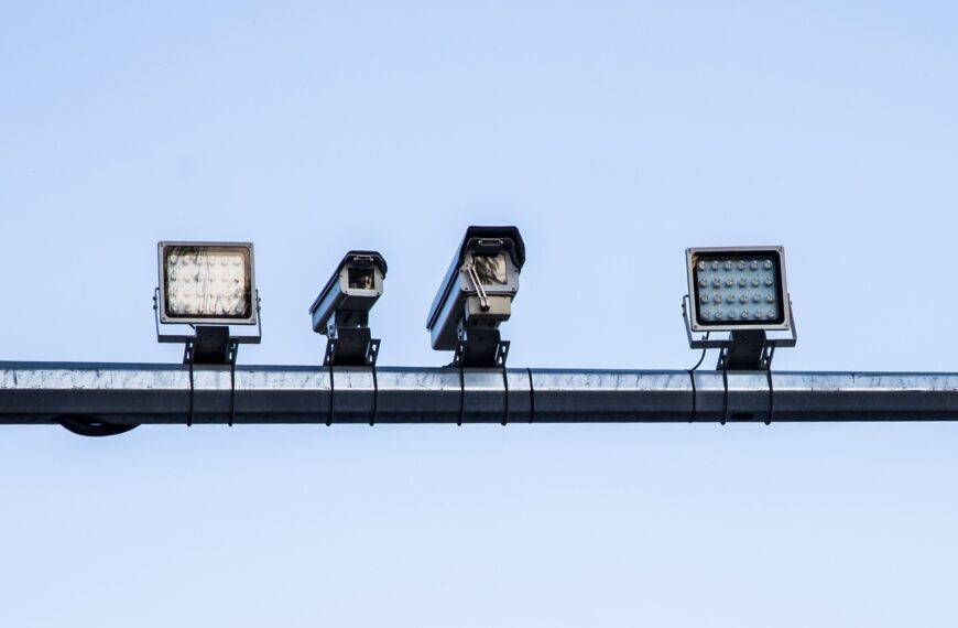 Odcinikowy pomiar prędkości: Jak działają fotoradary i jak się chronić?