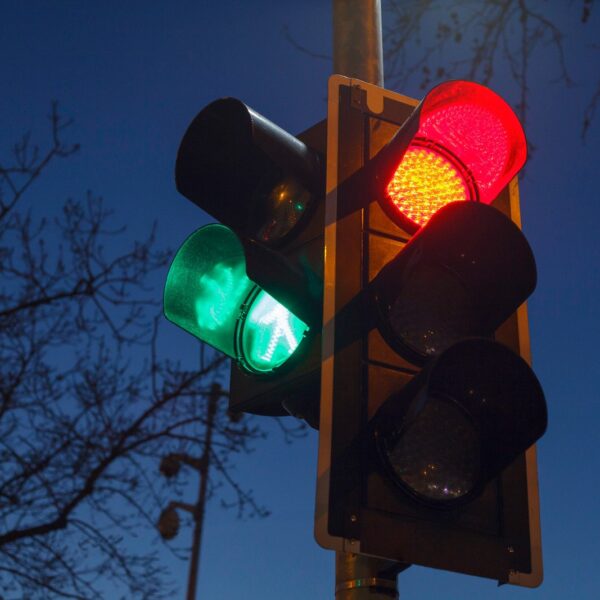 Sygnalizatory świetlne: Rodzaje, sygnały i zasady korzystania.