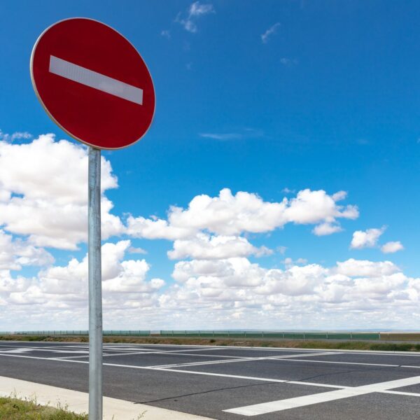 Znaki zakazu i nakazu: Wyjaśnienie symboli i ich znaczenia.