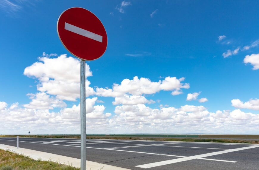 Znaki zakazu i nakazu: Wyjaśnienie symboli i ich znaczenia.