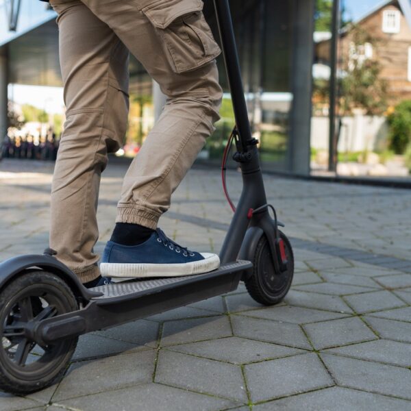 Elektryczne hulajnogi – bezpieczna alternatywa dla samochodów w miastach.
