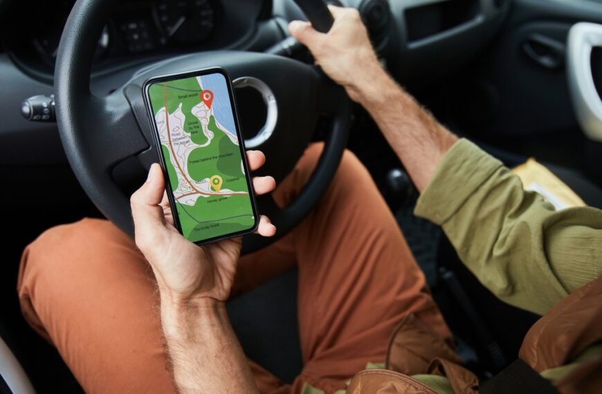 Najlepsze aplikacje mobilne dla kierowców: od nawigacji po pomoc drogową.