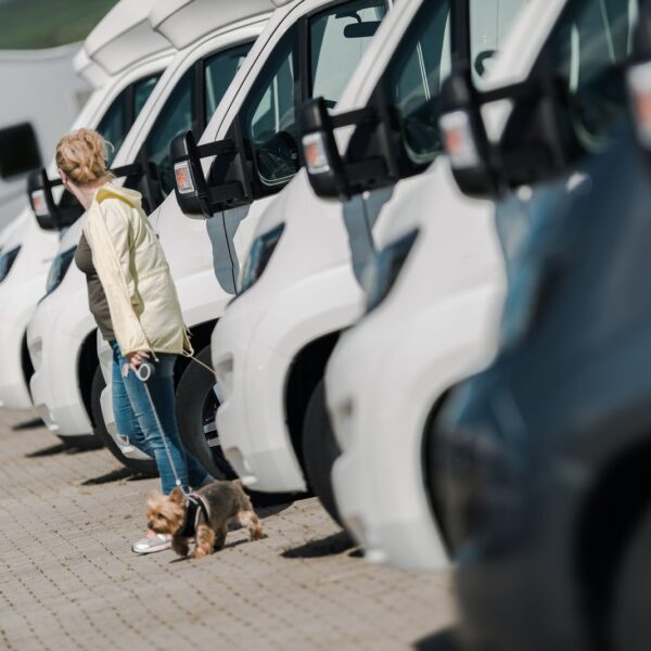 Odkryj Świat Kamperów: Jak Wybrać Idealny Pojazd dla Siebie