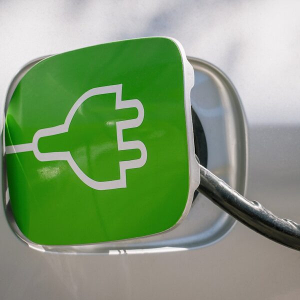 Ekonomiczna jazda: techniki i porady na zmniejszenie zużycia paliwa.