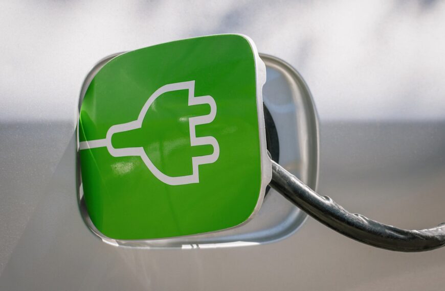 Ekonomiczna jazda: techniki i porady na zmniejszenie zużycia paliwa.