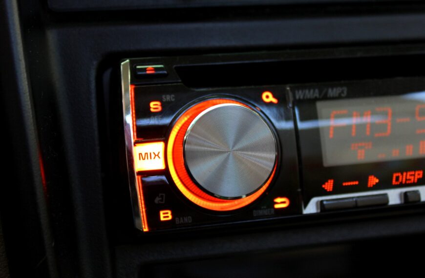 Systemy audio w samochodach: Jak wybrać najlepsze rozwiązanie dla siebie