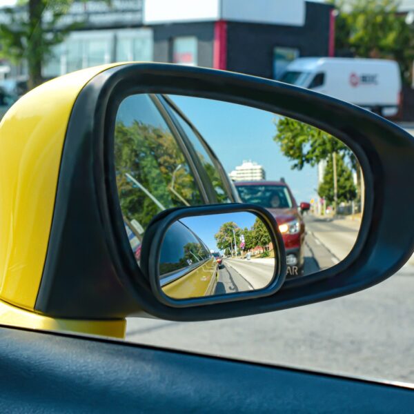 Jak działa system monitorowania martwego pola i dlaczego jest ważny dla bezpieczeństwa?