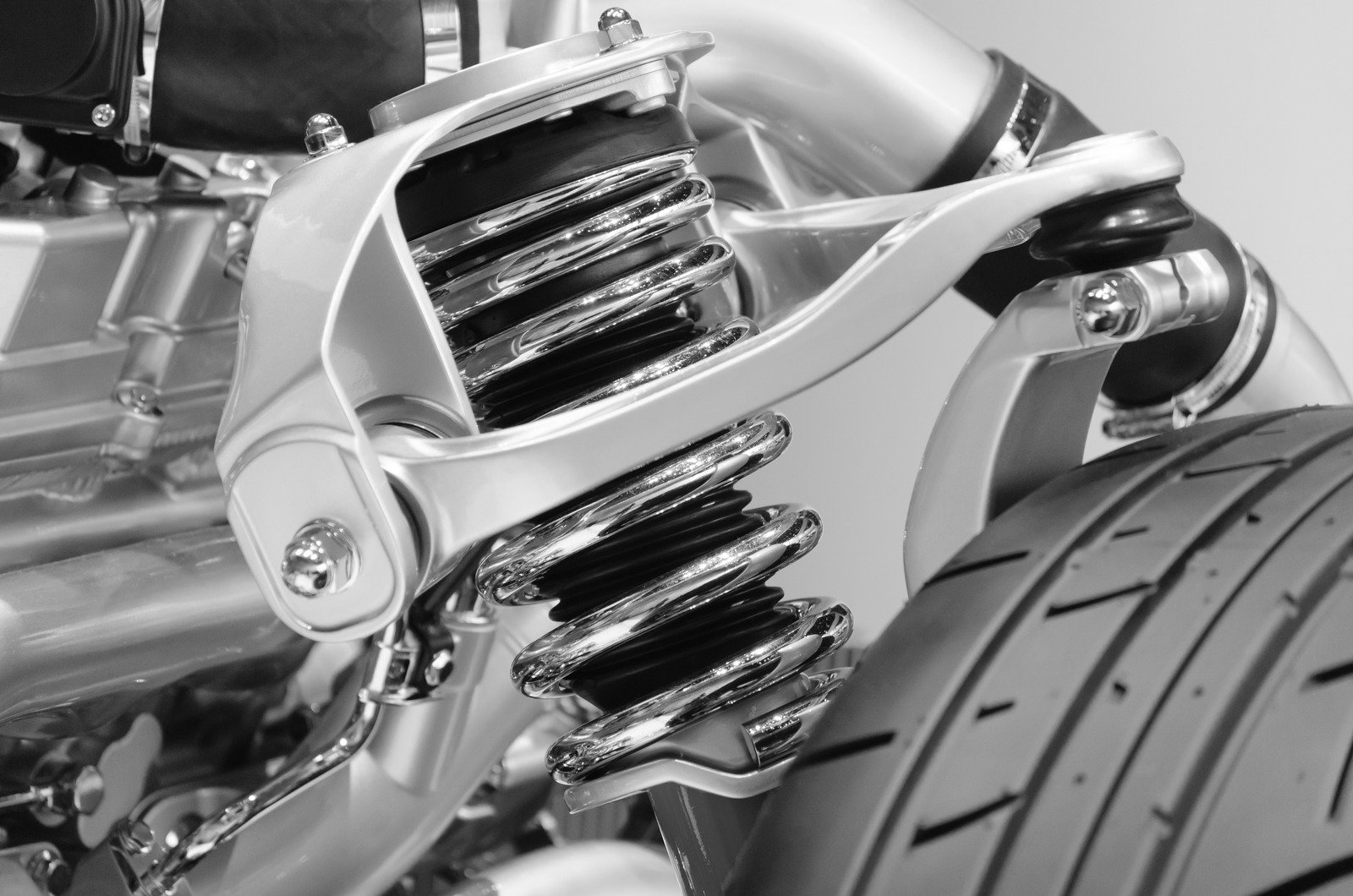 Historia pneumatyki w zawieszeniach samochodowych: od pierwszych systemów do współczesnych rozwiązań.