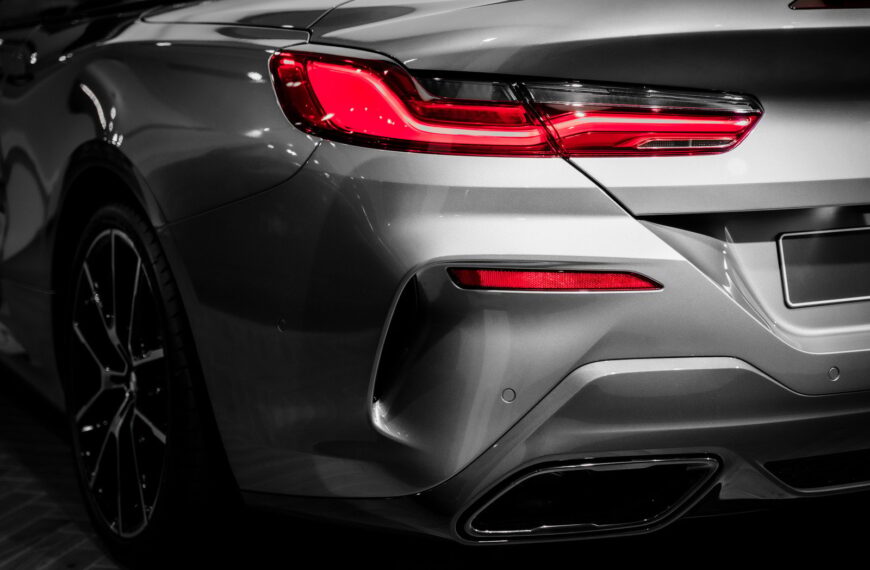 Jak działa rekuperacja w samochodach elektrycznych i hybrydowych: oszczędność energii w praktyce.