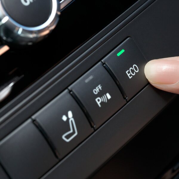 Jakie są zalety i wady technologii eko-jazdy i jak wpływa ona na zużycie paliwa?