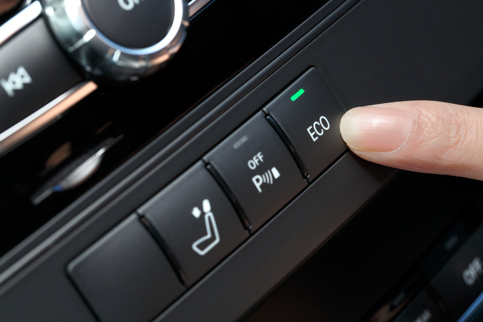 Jakie są zalety i wady technologii eko-jazdy i jak wpływa ona na zużycie paliwa?